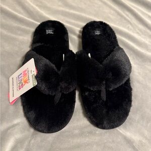 Muk Luks Women's Plush Maren Black Slippers Large size 9-10 NWT memory foam New